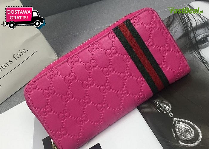 Elegancki portfel damski w stylu Gucci. Tłoczone wzory oraz elementy w kolorze złota nadają mu nie powtarzalny wygląd