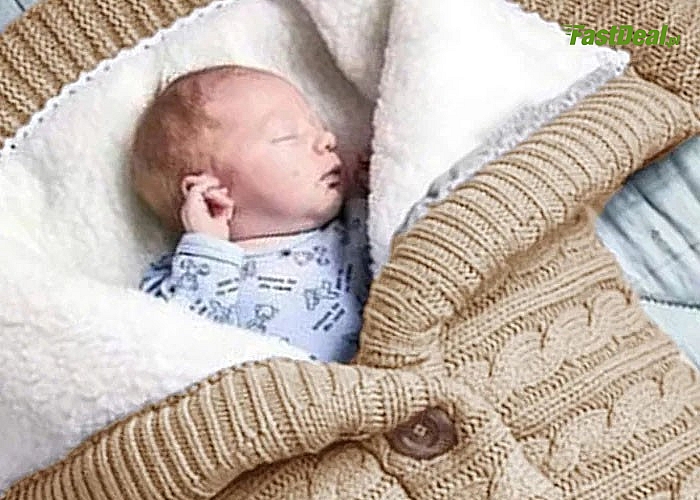 Cieplutki i przyjemny śpiworek niemowlęcy do wózka