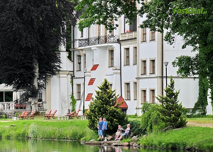 Słoneczne spacery brzegiem jeziora, otoczenie malowniczej przyrody. Hotel Podewils bajeczne miejsce na wypoczynek