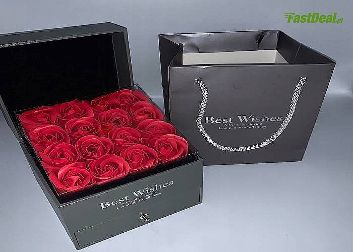 Piękna szkatułka na biżuterię wypełniona mydlanymi różami
