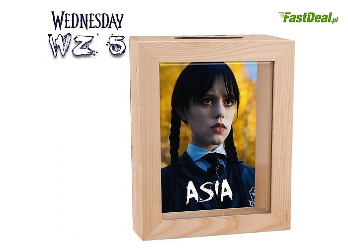 Doskonała na prezent dla dziecka które jest fanem serialu Wednesday! Personalizowana skarbonka drewniana z szybką
