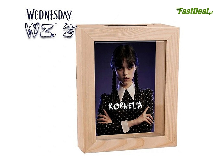 Doskonała na prezent dla dziecka które jest fanem serialu Wednesday! Personalizowana skarbonka drewniana z szybką